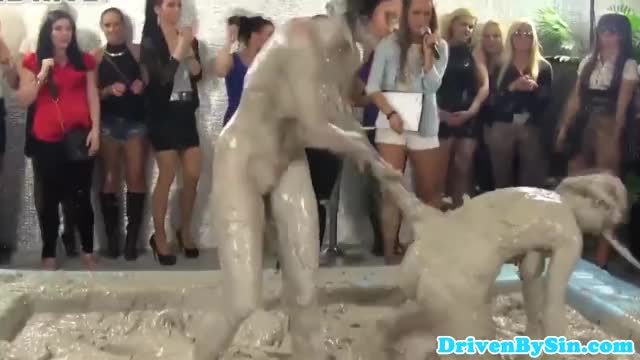 Classy Euro Hotties Watch Mud Wrestling Match đấu vật với bùn,co hình ảnh