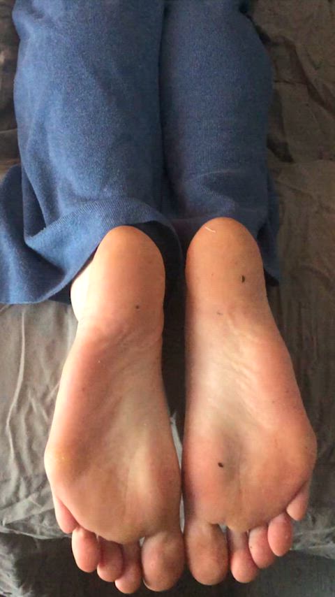 GF counts down for me to frost her dirty soles