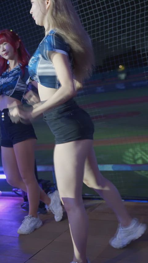 asian ass jean shorts jiggle jiggling short hair shorts taiwanese gif