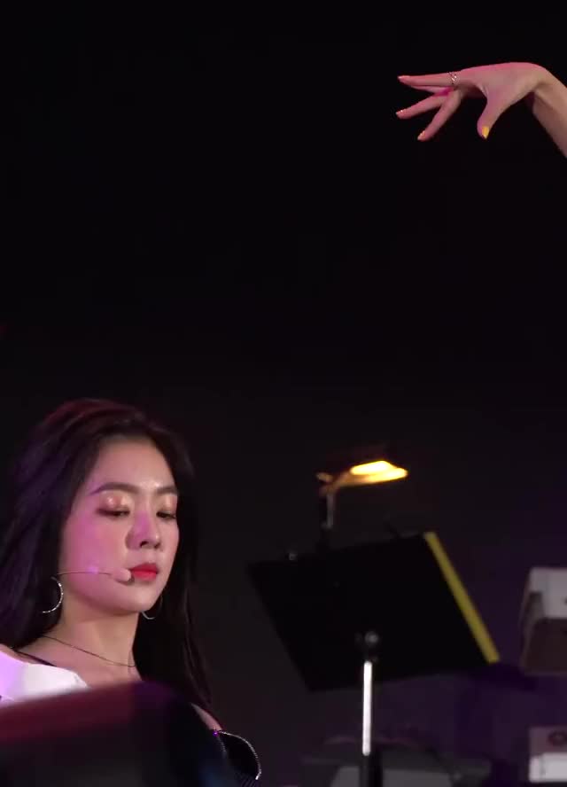 빨간 맛 (Red Flavor) - Red Velvet #KTMF2018 (2160p 30fps VP9 LQ-128kbit AAC) seulgi