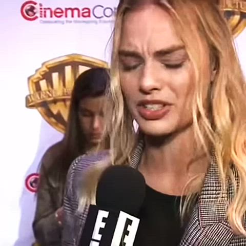 margot robbie gif