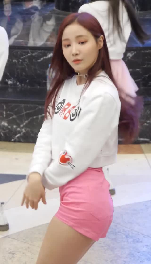 MOMOLAND - YeonWoo Front and Back View