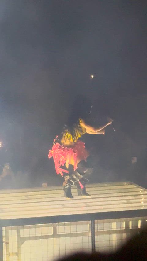 Charli spitting on the stage and cleaning it up in Manchester 