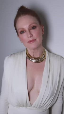 celebrity cleavage julianne moore natural tits redhead small tits gif