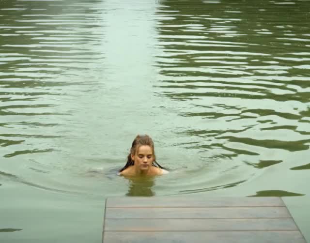 Noémie Schmidt so firm plot in "Versailles"