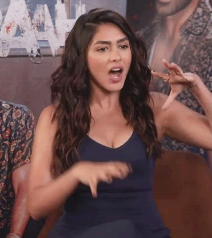 Mrunal Thakur yummy pits and cleavage