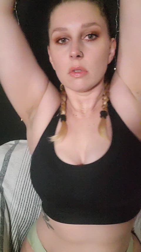 Suck, lick, or smell a milf like me armpits 