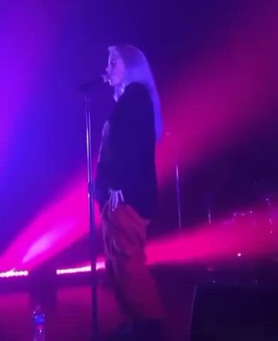 Billie eilish shows off her black thong🤤