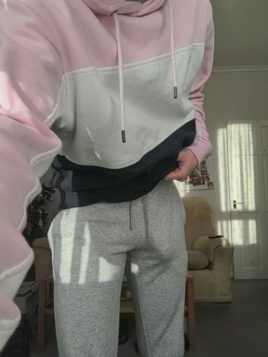 Soft hoodie and sweatpants is a classic combo and great to freeball in 😏