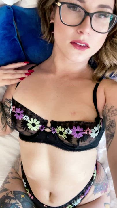 Tattooed curvy nerd! Daily posts! Customs, lots of b/g, loves to get to know my fans