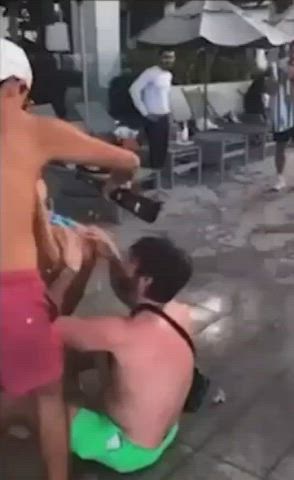 He drinks from her ass in public😍