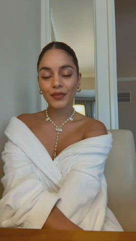 cleavage robe vanessa hudgens gif