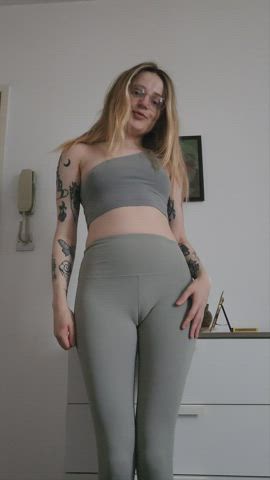 alt ass camel toe glasses leggings tattoo girls-in-yoga-pants gif
