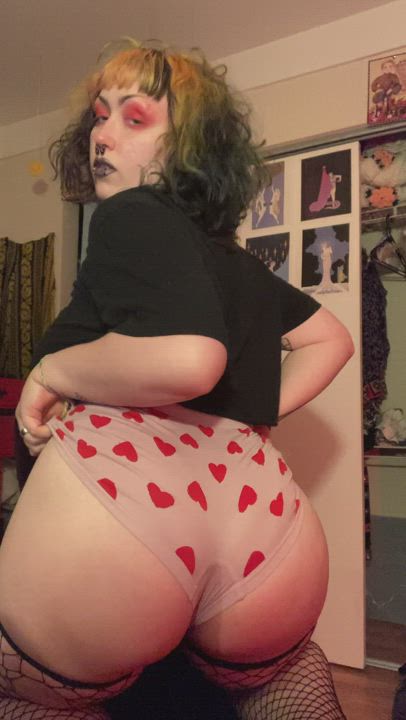 Who wants a little goth butt jiggle?