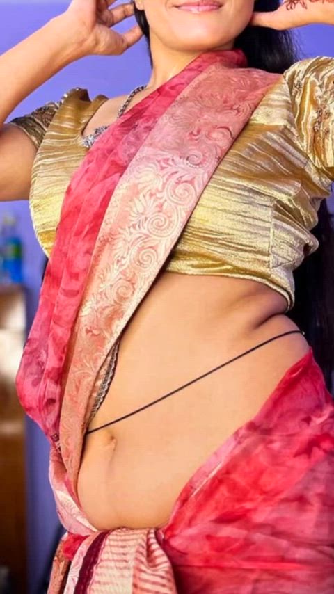 aunty bhabi desi hindi hippie hips indian saree seducing seduction gif