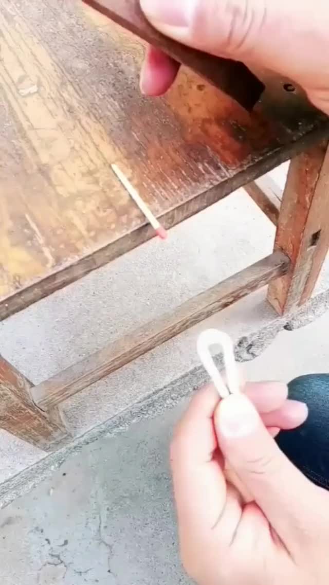 What is the principle of lifting a bottle of  water from three matches?