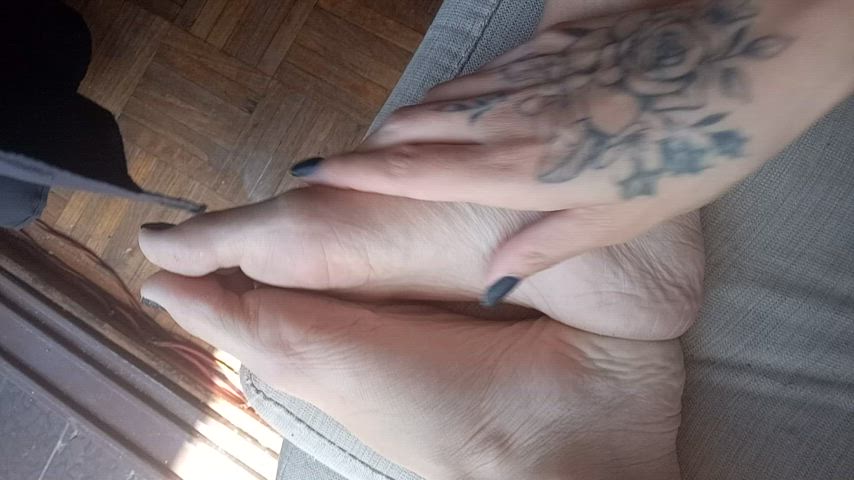 Do you like my feet? what would you like me to do with them? 👣🥵