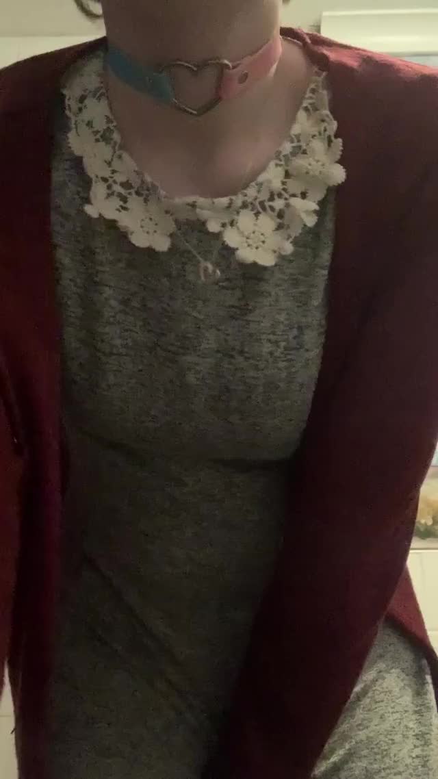 Thought this dress and choker were pretty cute together ?