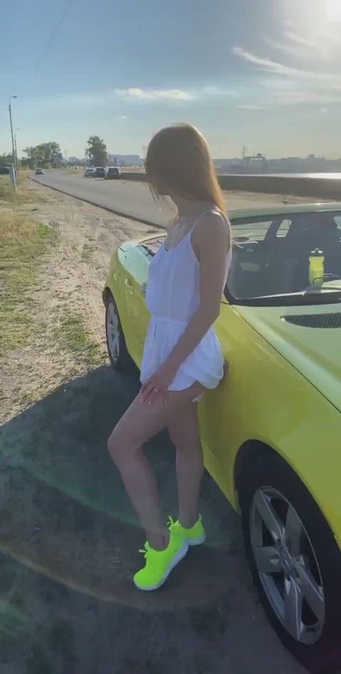 Just a dildo in my ass on the side of the highway😝 [gif]