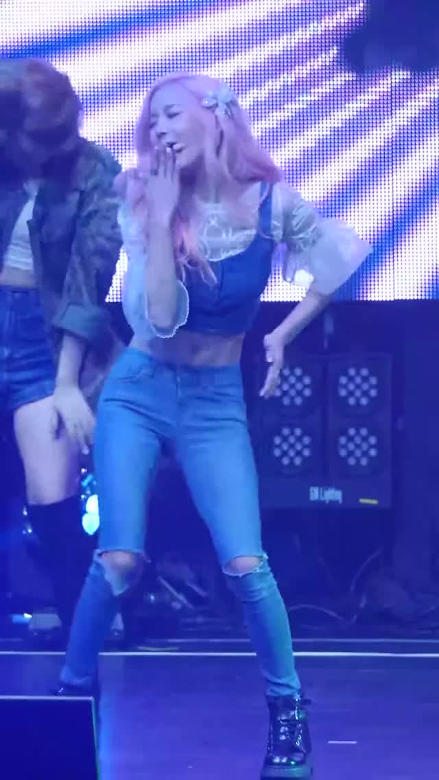 160215 Hyunyoung midriff 2 (Whoo) loop 3