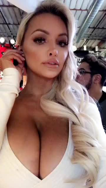 Lindsey Pelas