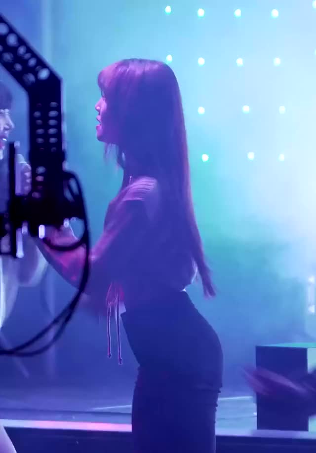 yuju butt tummy