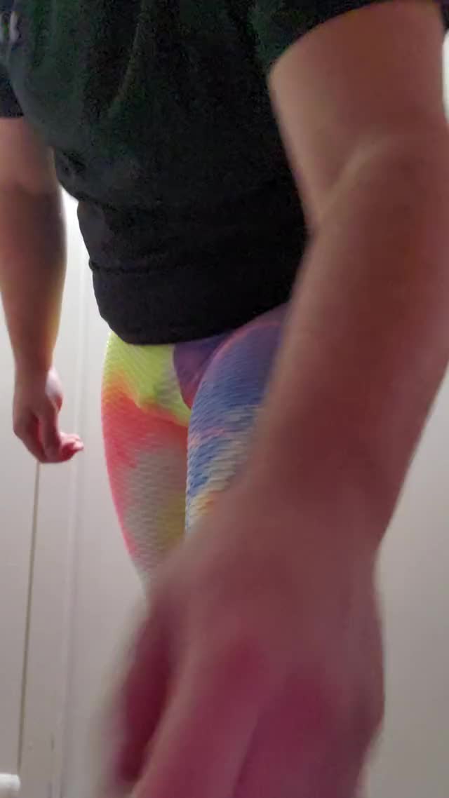 Shaking my ass in those leggings