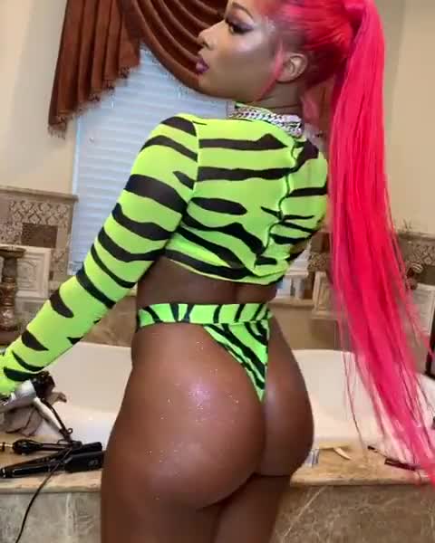 Megan Thee Stallion - Jiggle