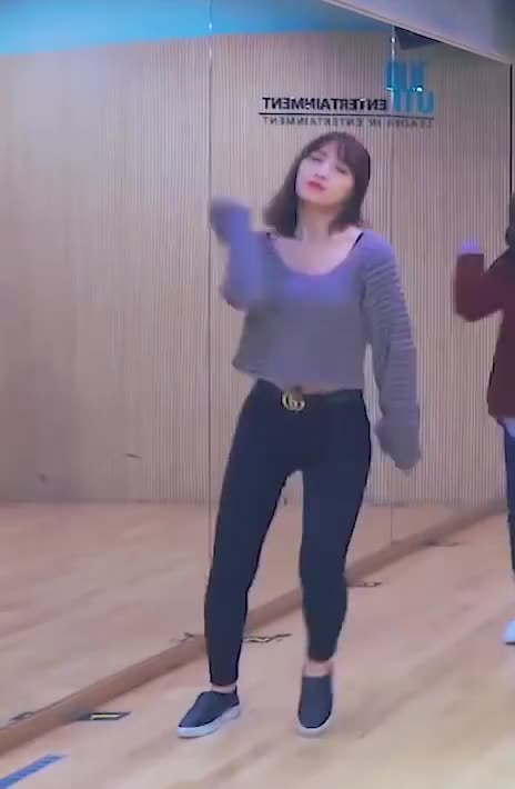 TWICE Heart Shaker  Dance Video - Momo-5