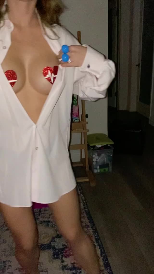 Who wants to dance with me to celebrate being verified on petite! 5 foot 98lbs (oc)