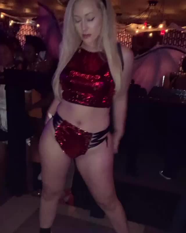 Blonde Twerk