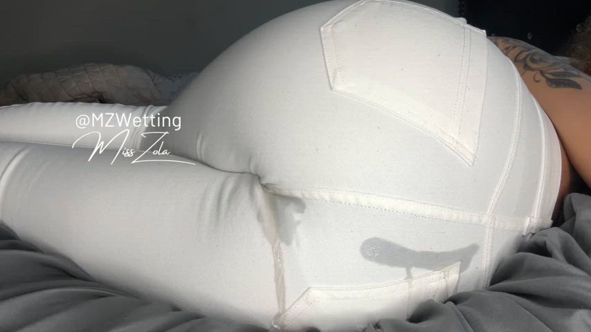 Wetting white jeans in bed 🛌