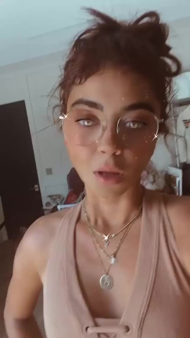 Sarah Hyland gif