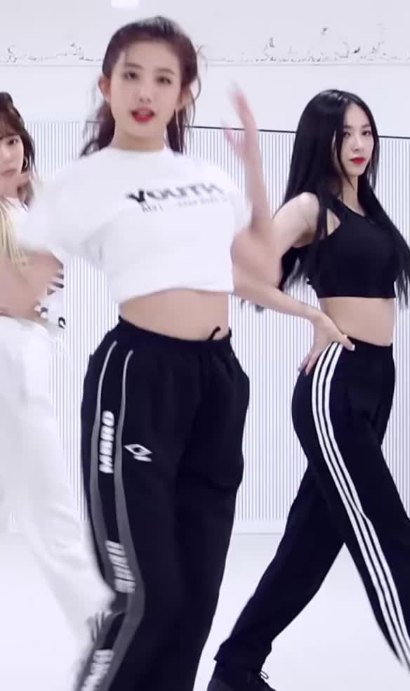 Cherry Bullet Yuju Featuring Bora (L) and Jiwon (R) 체리블렛 (Cherry Bullet)