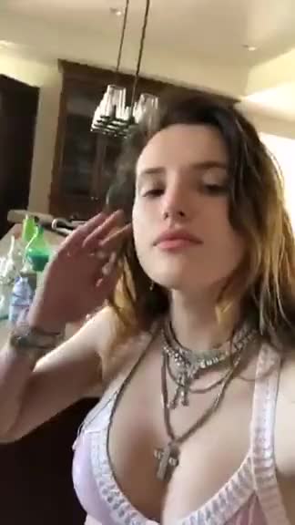 Bella Thorne pink