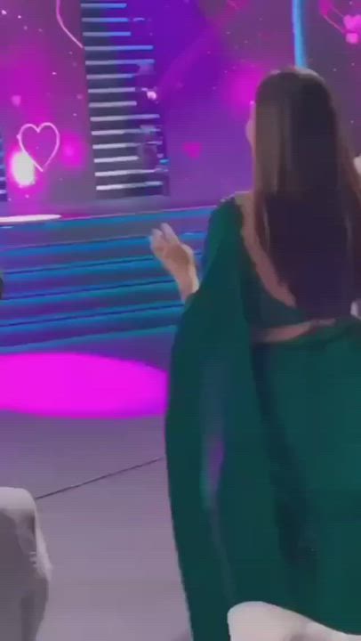 Sana Javed Looking Hot in Backless Saree