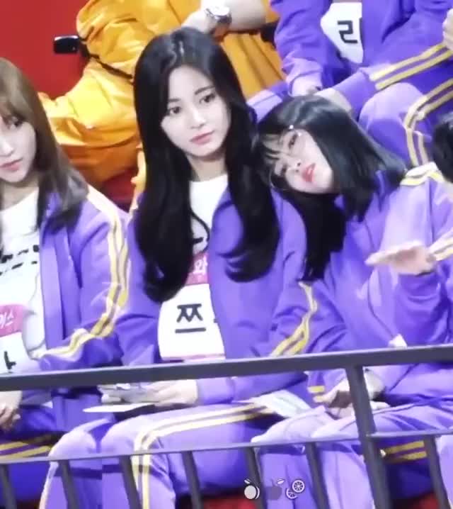 Twice pics - Momo was sleeping in peace on Tzuyu shoulder then ..