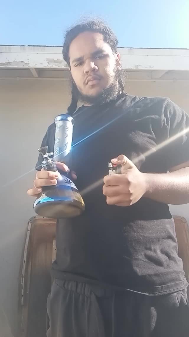 Using my bong with shake ;)