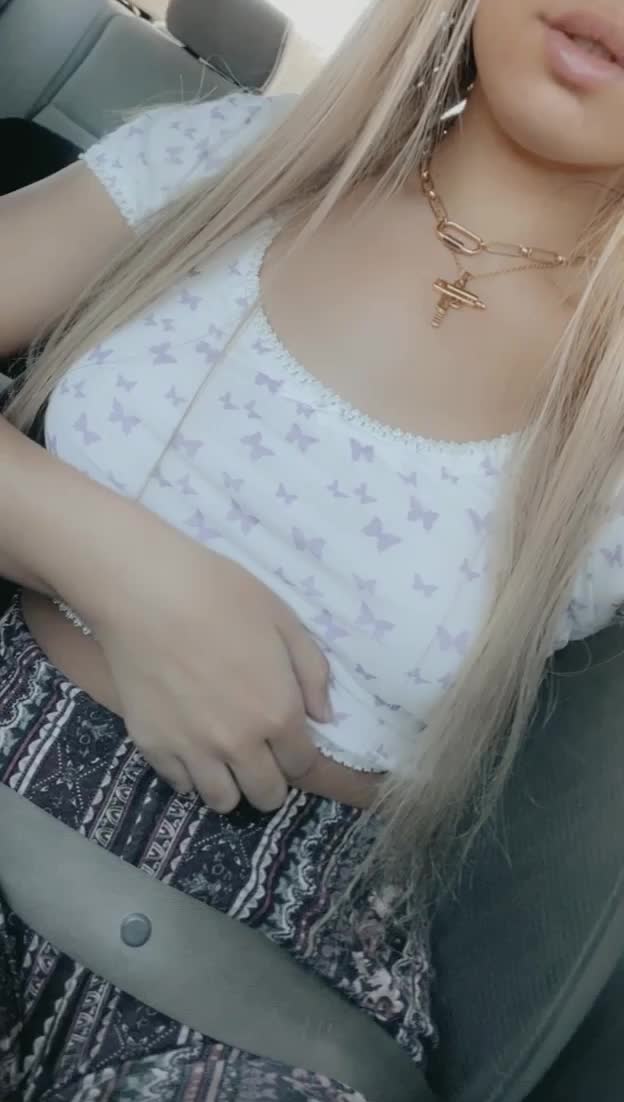 Flashing my tits during a car ride to the mall ??