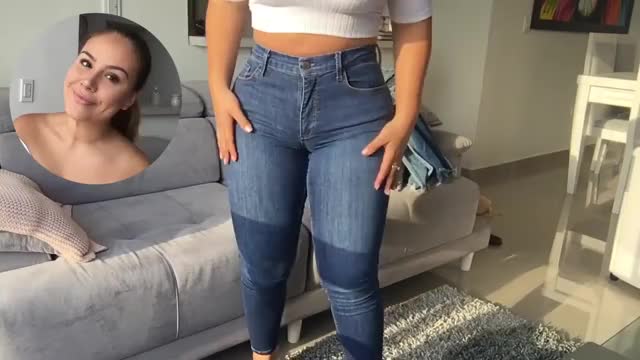 Thick booty youtuber advertizes here ass in ultratight jeans