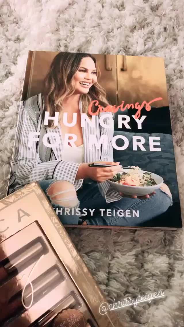 Chrissy Teigen gif