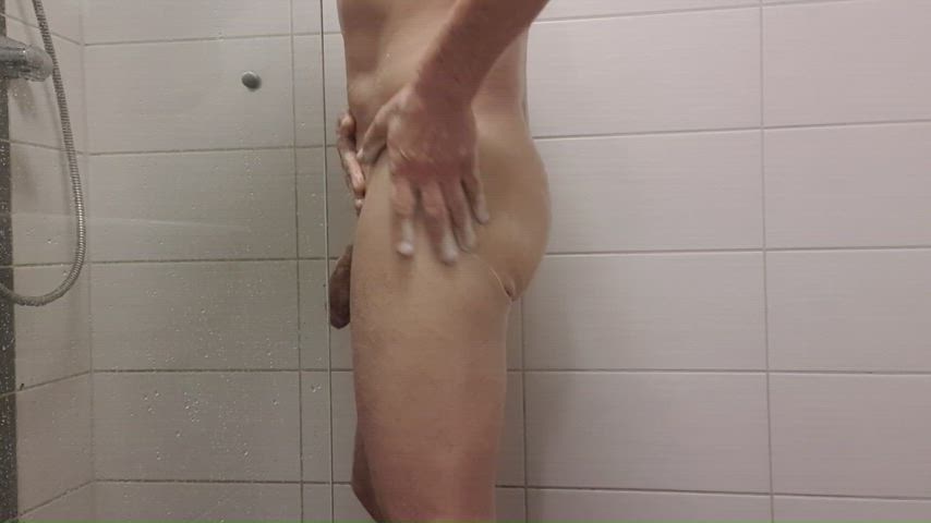 i`m taking a shower after skiing and clean all for you. Which side you`d like better?