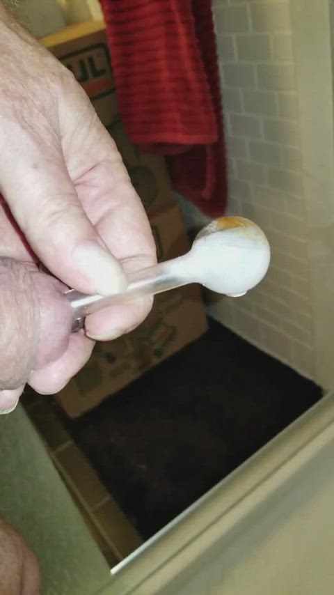 How to properly clean a glass pipe