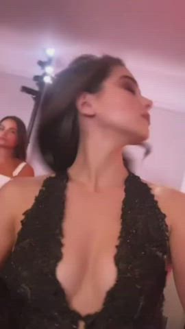 cleavage hailee steinfeld sexy gif