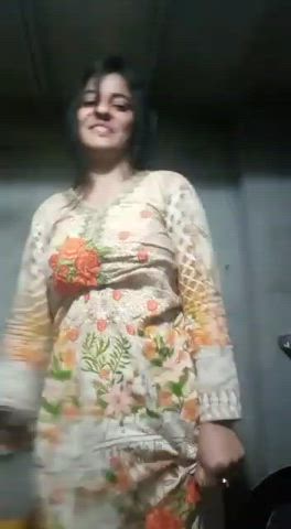 Shy Paki Bhabhi Sending her hot Exclusive Videos