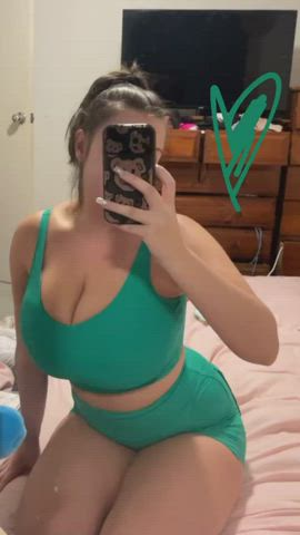 Perfectly looped to capture the lean over of her tits
