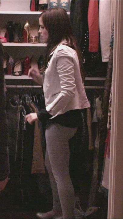 Emma Watson's plump ass in tights