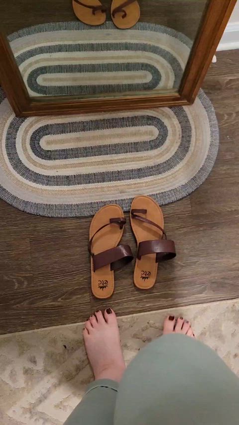 I love these leather strap sandals. 😍 