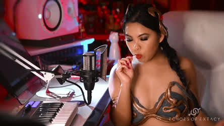 Cindy Starfall Sucks Lollipop As Slave Leia