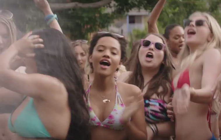 Chloe Grace Moretz & Kiersey Clemons [Neighbors 2 - Sorority Rising]